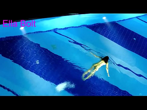 ❤️ నేను చూడటం ఆపలేను, ELLA BOLT రిసార్ట్ పూల్‌లో నగ్నంగా ఈత కొడుతూ దొరికిన యువ అందగత్తె రష్యన్ పోర్న్ మా వద్ద te.naughtyhentai.ru
